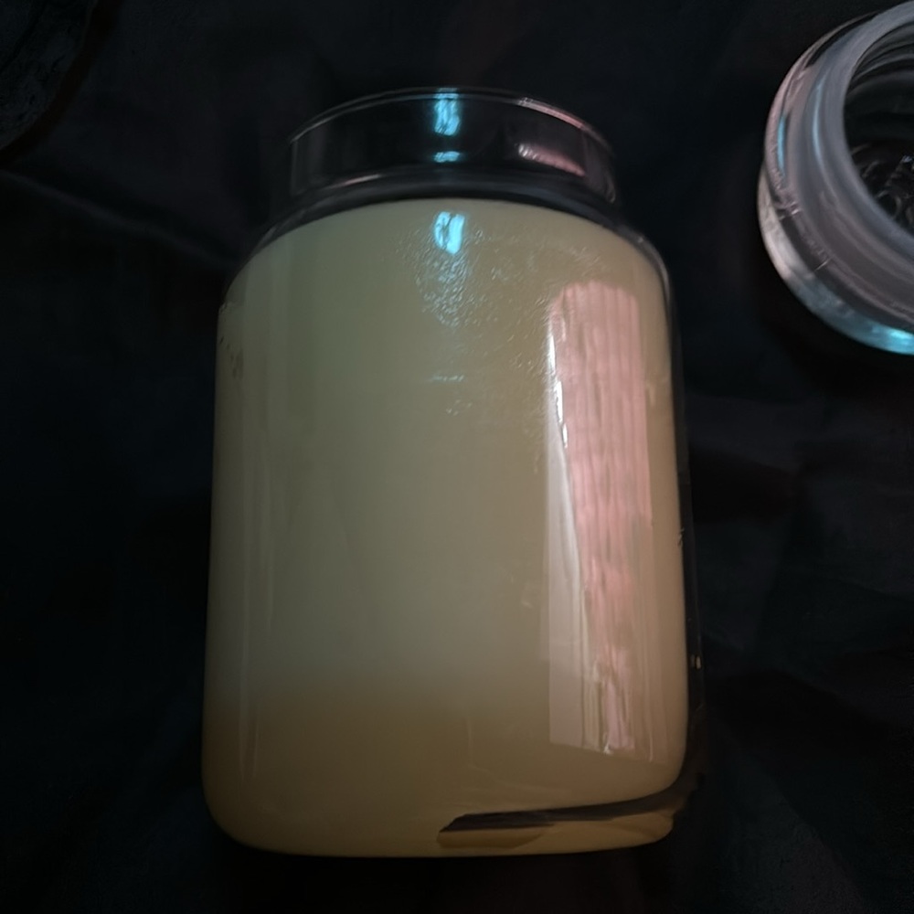 Yankee Candle Magnolia Scented Jar Candle - Cream - Picture 4 of 5